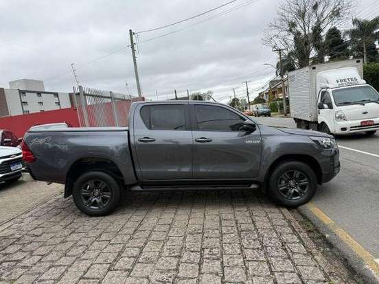 TOYOTA-HILUX-2025