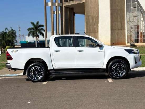 TOYOTA-HILUX-2.8 D-4D TURBO DIESEL CD SRV 4X4 AUTOMÁTICO TOYOTA-HILUX-2024