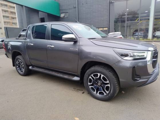 TOYOTA HILUX 2.8 D-4D TURBO DIESEL CD SRX 4X4 AUTOMÁTICO