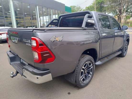 TOYOTA-HILUX-2.8 D-4D TURBO DIESEL CD SRX 4X4 AUTOMÁTICO TOYOTA-HILUX-2023