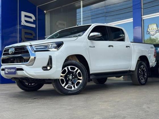 TOYOTA HILUX 2.8 D-4D TURBO DIESEL CD SRX 4X4 AUTOMÁTICO