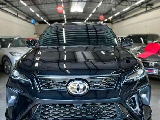 TOYOTA-HILUX-2.8 D-4D TURBO DIESEL CD SRX 4X4 AUTOMÁTICO TOYOTA-HILUX-2025