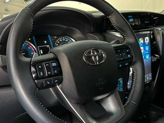 TOYOTA-HILUX-2.8 D-4D TURBO DIESEL CD SRX 4X4 AUTOMÁTICO TOYOTA-HILUX-2025
