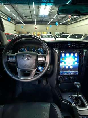 TOYOTA-HILUX-2025