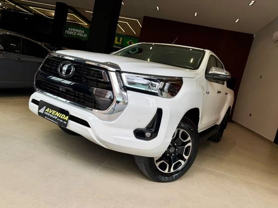 TOYOTA HILUX 2.8 D-4D TURBO DIESEL CD SRX LIMITED 4X4 AUTOMÁTICO