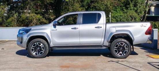 TOYOTA-HILUX-2.8 D-4D TURBO DIESEL CD SRX PLUS 4X4 AUTOMÁTICO TOYOTA-HILUX-2025