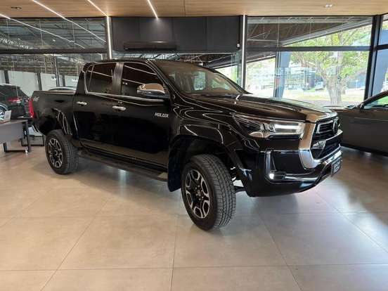 TOYOTA-HILUX-2.8 D-4D TURBO DIESEL CD SRX PLUS 4X4 AUTOMÁTICO TOYOTA-HILUX-2023