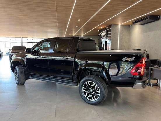TOYOTA-HILUX-2023