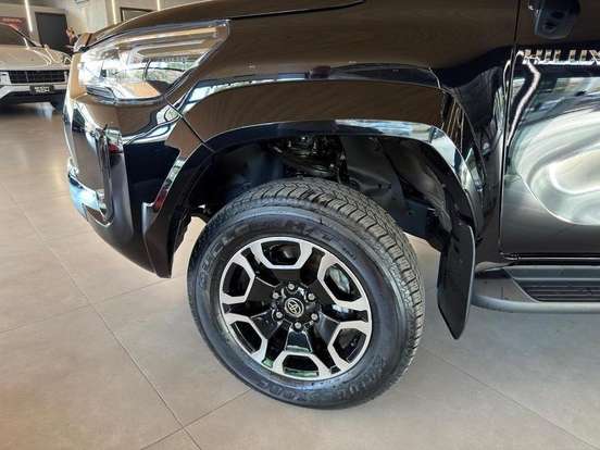 TOYOTA-HILUX-2.8 D-4D TURBO DIESEL CD SRX PLUS 4X4 AUTOMÁTICO TOYOTA-HILUX-2023