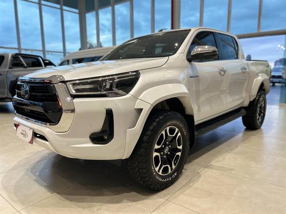 TOYOTA HILUX 2.8 D-4D TURBO DIESEL CD SRX PLUS 4X4 AUTOMÁTICO