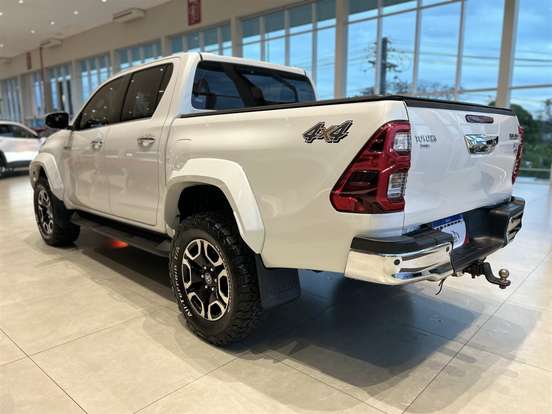 TOYOTA-HILUX-2023