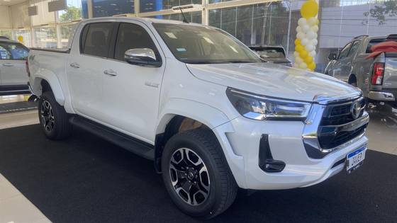 TOYOTA HILUX 2.8 D-4D TURBO DIESEL CD SRX PLUS 4X4 AUTOMÁTICO
