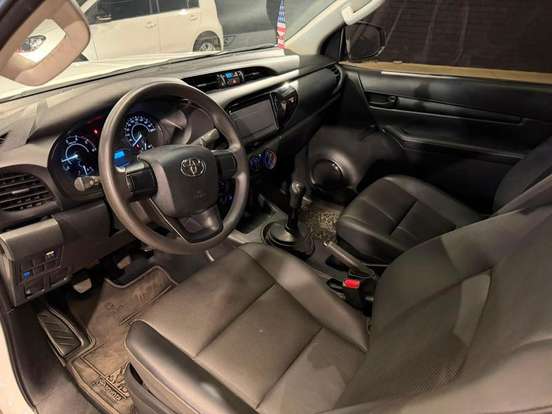 TOYOTA-HILUX-2.8 D-4D TURBO DIESEL CS 4X4 MANUAL TOYOTA-HILUX-2024