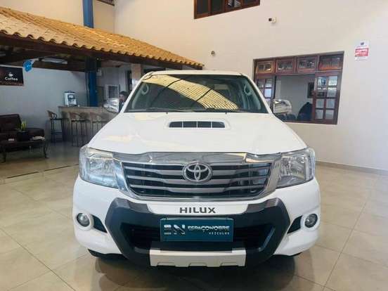 TOYOTA-HILUX-2015