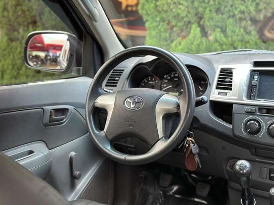 TOYOTA-HILUX-2012