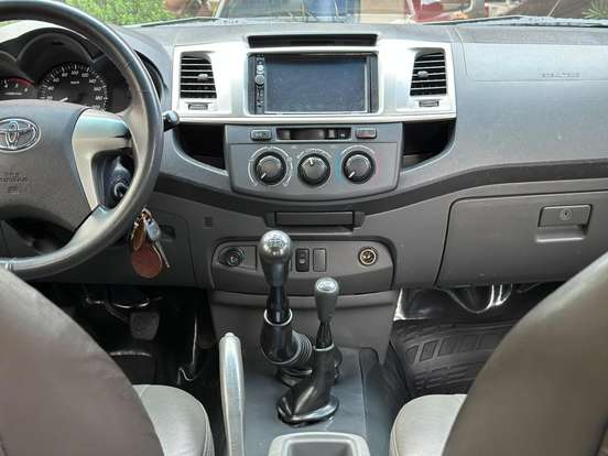 TOYOTA-HILUX-2012