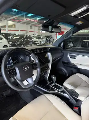 TOYOTA-HILUX SW4-2024