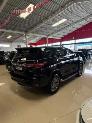 TOYOTA-HILUX SW4-2023
