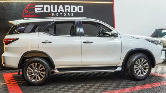 TOYOTA-HILUX SW4-2023