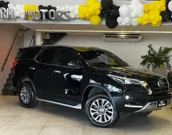 TOYOTA HILUX SW4 2.8 D-4D TURBO DIESEL SRX 7L 4X4 AUTOMÁTICO TOYOTA HILUX SW4 2.8 D-4D TURBO DIESEL SRX 7L 4X4 AUTOMÁTICO