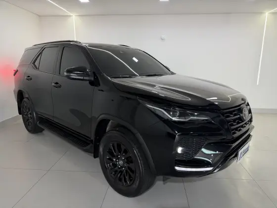 TOYOTA HILUX SW4 2.8 D-4D TURBO DIESEL SRX 7L 4X4 AUTOMÁTICO