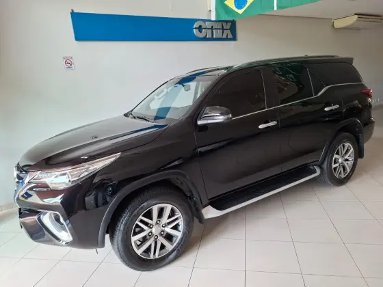 TOYOTA HILUX SW4 2.8 SRX 4X4 7 LUGARES 16V TURBO INTERCOOLER DIESEL 4P AUTOMÁTICO