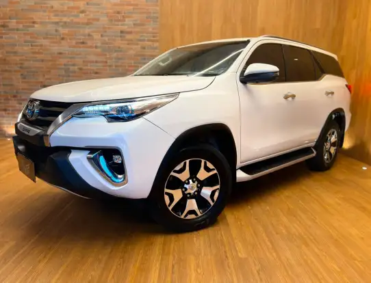 TOYOTA-HILUX SW4-2.8 SRX DIAMOND 4X4 7 LUGARES 16V TURBO INTERCOOLER DIESEL 4P AUTOMÁTICO TOYOTA-HILUX SW4-2018