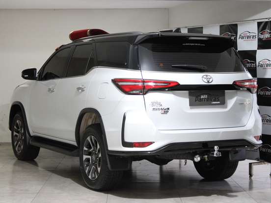 TOYOTA-HILUX SW4-2024