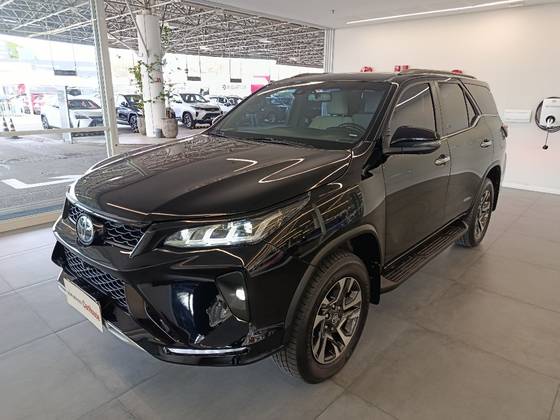 TOYOTA HILUX SW4 2.8 D-4D TURBO DIESEL DIAMOND 7L 4X4 AUTOMÁTICO