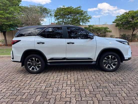 TOYOTA-HILUX SW4-2.8 D-4D TURBO DIESEL DIAMOND 7L 4X4 AUTOMÁTICO TOYOTA-HILUX SW4-2025