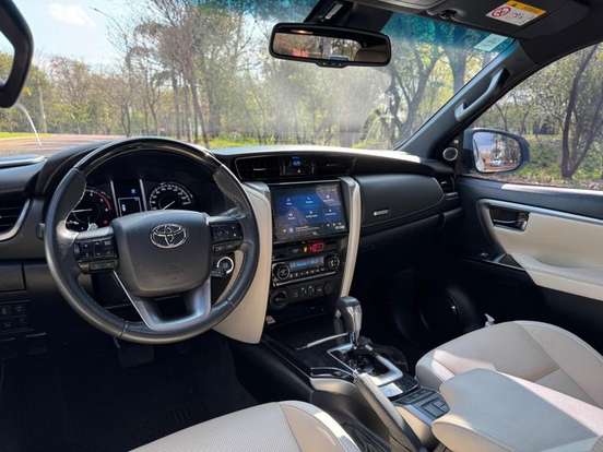 TOYOTA-HILUX SW4-2025