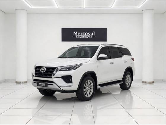 TOYOTA HILUX SW4 2.8 D-4D TURBO DIESEL SRX 4X4 AUTOMÁTICO