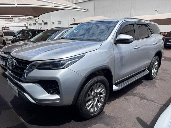 TOYOTA HILUX SW4 2.8 D-4D TURBO DIESEL SRX 4X4 AUTOMÁTICO