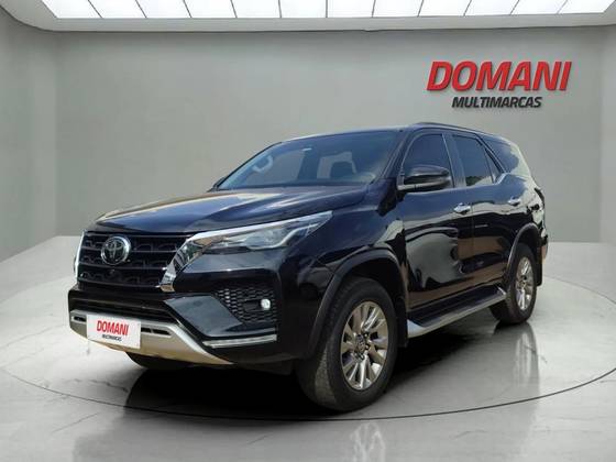 TOYOTA HILUX SW4 2.8 D-4D TURBO DIESEL SRX 4X4 AUTOMÁTICO