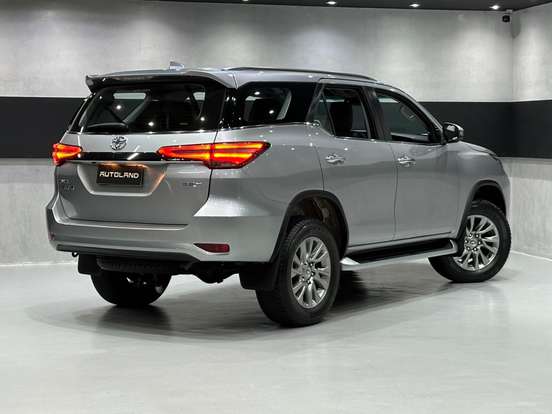 TOYOTA-HILUX SW4-2023