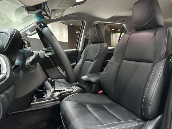 TOYOTA-HILUX SW4-2023