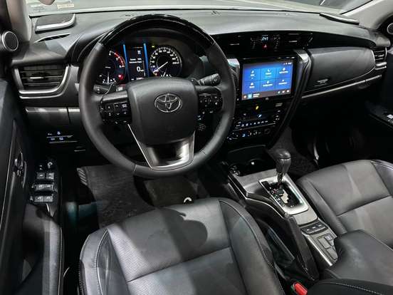 TOYOTA-HILUX SW4-2023