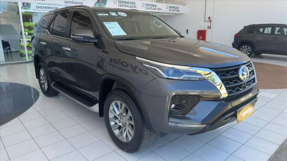 TOYOTA HILUX SW4 2.8 D-4D TURBO DIESEL SRX 7L 4X4 AUTOMÁTICO