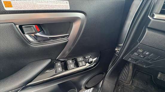 TOYOTA-HILUX SW4-2023