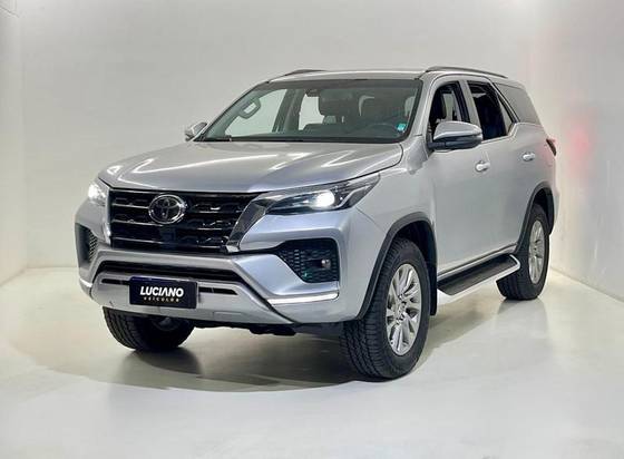TOYOTA HILUX SW4 2.8 D-4D TURBO DIESEL SRX 7L 4X4 AUTOMÁTICO