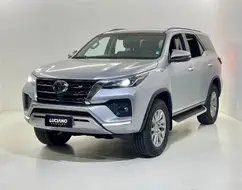 TOYOTA HILUX SW4 2.8 D-4D TURBO DIESEL SRX 7L 4X4 AUTOMÁTICO TOYOTA HILUX SW4 2.8 D-4D TURBO DIESEL SRX 7L 4X4 AUTOMÁTICO