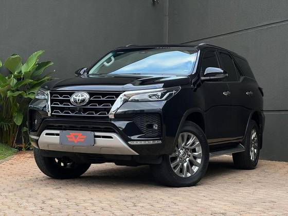 TOYOTA HILUX SW4 2.8 D-4D TURBO DIESEL SRX 7L 4X4 AUTOMÁTICO