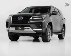 TOYOTA HILUX SW4 2.8 D-4D TURBO DIESEL SRX 7L 4X4 AUTOMÁTICO TOYOTA HILUX SW4 2.8 D-4D TURBO DIESEL SRX 7L 4X4 AUTOMÁTICO