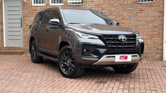 TOYOTA HILUX SW4 2.8 D-4D TURBO DIESEL SRX 7L 4X4 AUTOMÁTICO