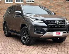 TOYOTA HILUX SW4 2.8 D-4D TURBO DIESEL SRX 7L 4X4 AUTOMÁTICO TOYOTA HILUX SW4 2.8 D-4D TURBO DIESEL SRX 7L 4X4 AUTOMÁTICO