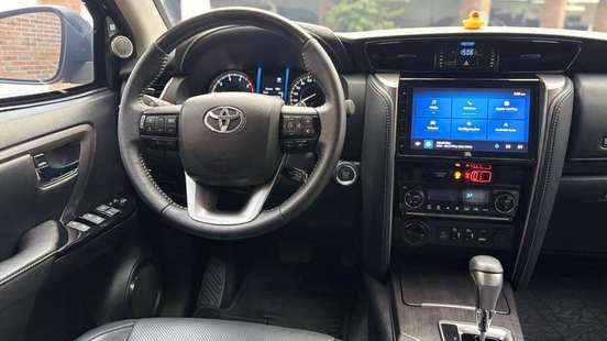 TOYOTA-HILUX SW4-2.8 D-4D TURBO DIESEL SRX 7L 4X4 AUTOMÁTICO TOYOTA-HILUX SW4-2023