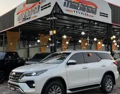 TOYOTA HILUX SW4 2.8 D-4D TURBO DIESEL SRX 7L 4X4 AUTOMÁTICO TOYOTA HILUX SW4 2.8 D-4D TURBO DIESEL SRX 7L 4X4 AUTOMÁTICO