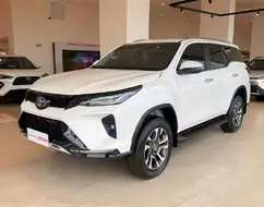 TOYOTA HILUX SW4 2.8 D-4D TURBO DIESEL SRX PLATINUM 4X4 AUTOMÁTICO TOYOTA HILUX SW4 2.8 D-4D TURBO DIESEL SRX PLATINUM 4X4 AUTOMÁTICO