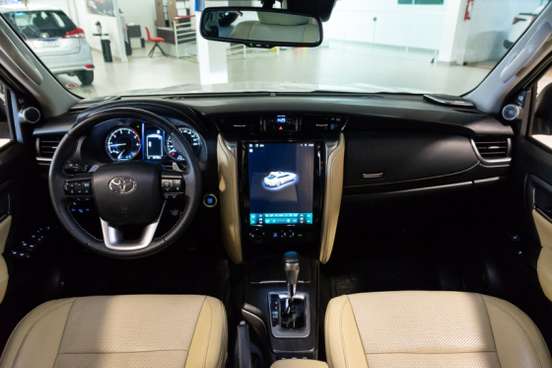 TOYOTA-HILUX SW4-2024