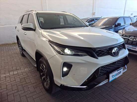 TOYOTA-HILUX SW4-2024